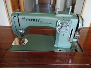 Máquina de coser Refrey modelo Transforma 427.