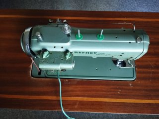 Máquina de coser Refrey modelo Transforma 427.