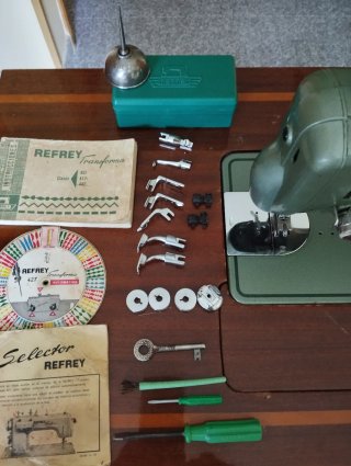 Máquina de coser Refrey modelo Transforma 427.
