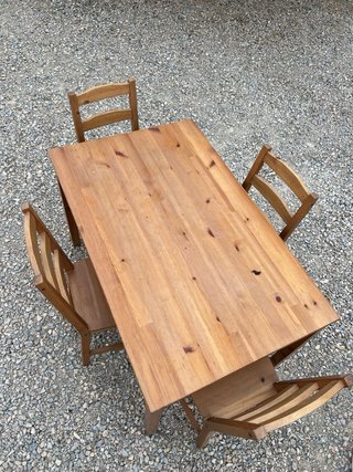 Mesa de madera con 4 sillas