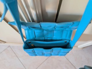 Borsa tracolla stile Bottega Celeste Mai indossata
