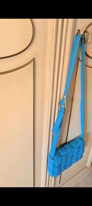 Borsa tracolla stile Bottega Celeste Mai indossata