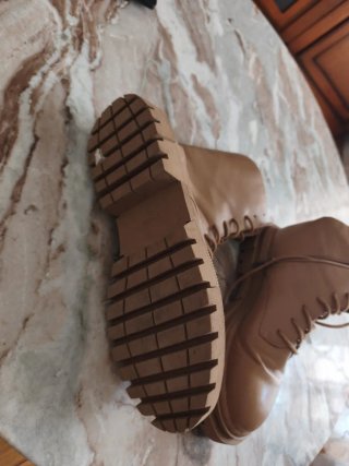 Botas altas beige con cordones