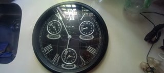 Reloj de pared negro con mapa mundial