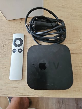 Apple TV A1378 con mando y accesorios