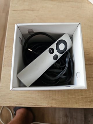 Apple TV A1378 con mando y accesorios