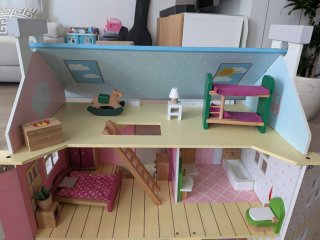 Casita de muñecas de madera