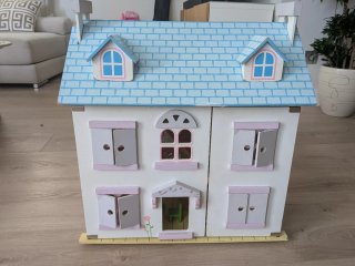 Casita de muñecas de madera