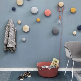 Lote de 12 percheros Dots de Muuto en madera roble