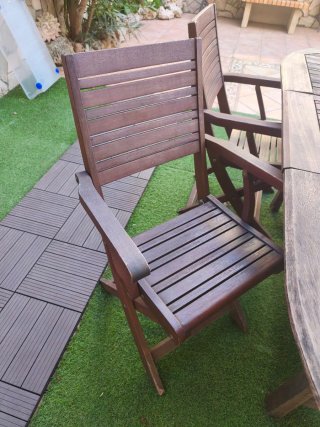 Mesa de madera y 4 sillas de exterior