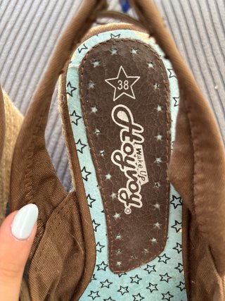 Sandalias cuña marrón