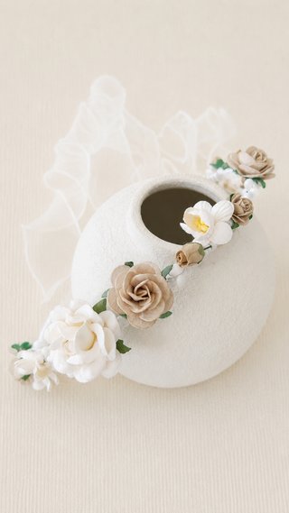Corona, tiara ceremonia de flores blanca y beige