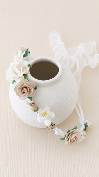 Corona, tiara ceremonia de flores blanca y beige