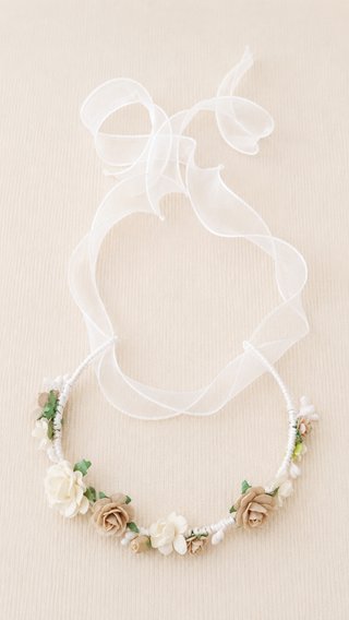Corona, tiara ceremonia de flores blanca y beige