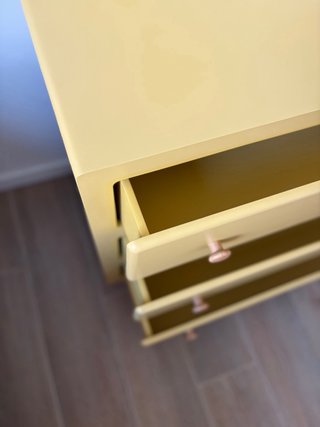 Cómoda amarilla de madera