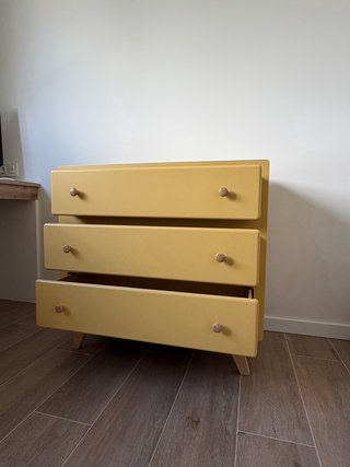 Cómoda amarilla de madera