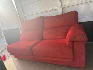 Sofá con chaiselongue rojo