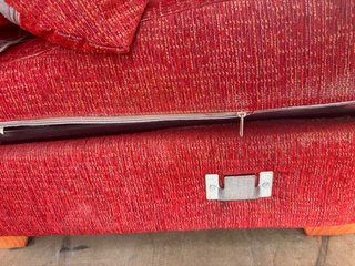 Sofá con chaiselongue rojo