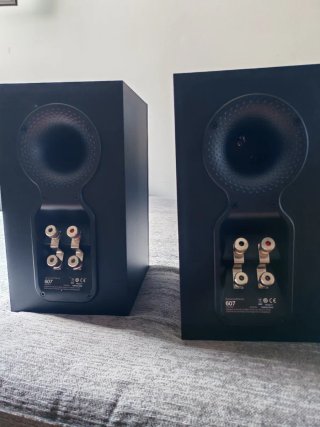Altavoces Bowers & Wilkins 607 Negros
