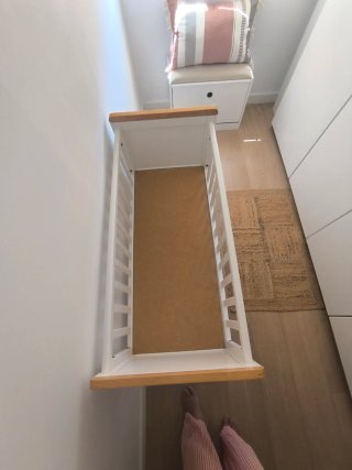 Minicuna de madera con ruedas
