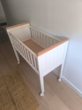 Minicuna de madera con ruedas