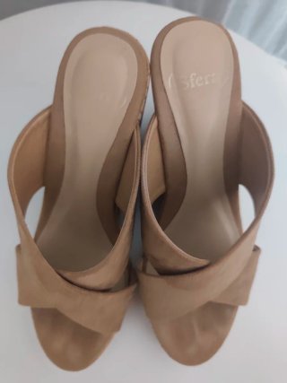 Chanclas cuña mujer beige y marrón