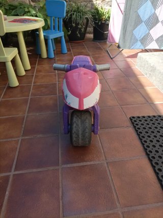 Moto correpasillos Molto rosa y morada