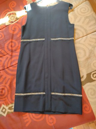 Vestido negro con cadena