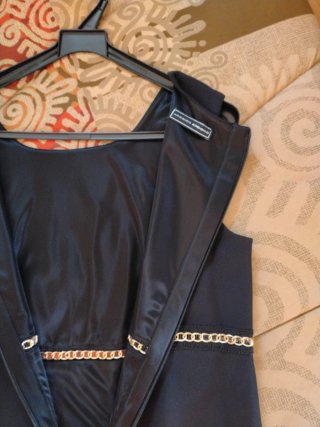 Vestido negro con cadena