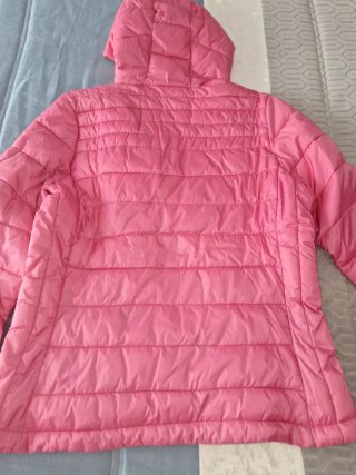 Anorak rosa con capucha