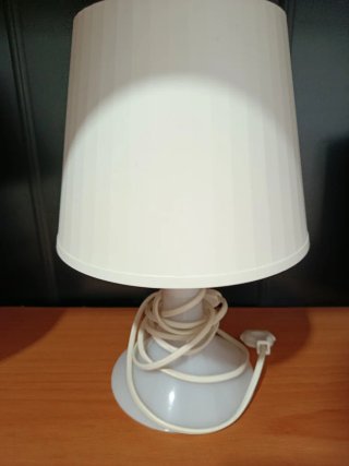 Lámpara de mesita de noche blanca