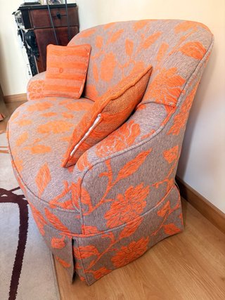 Sofá vintage floral beige y naranja