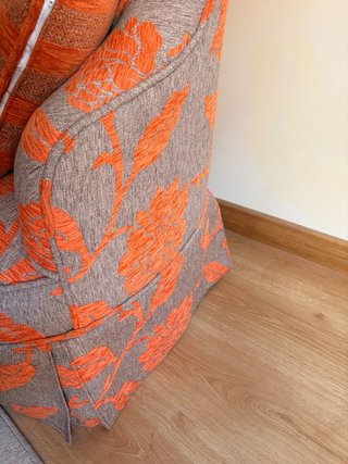 Sofá vintage floral beige y naranja