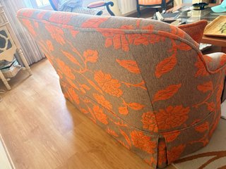 Sofá vintage floral beige y naranja