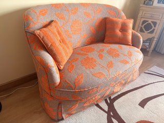 Sofá vintage floral beige y naranja