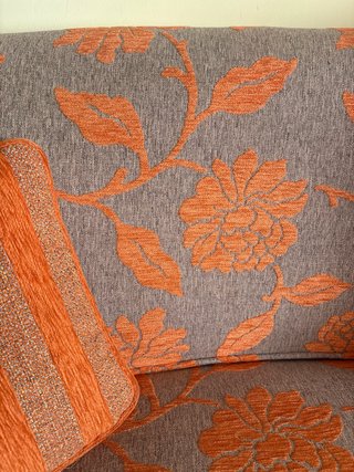 Sofá vintage floral beige y naranja