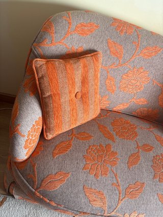 Sofá vintage floral beige y naranja