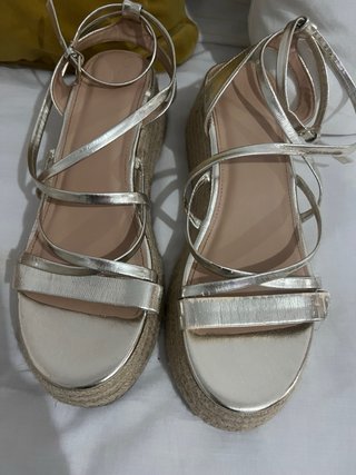 Sandalias doradas con plataforma