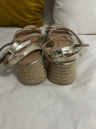 Sandalias doradas con plataforma