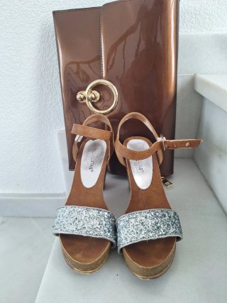 Sandalias tacón marrón y plata con brillos