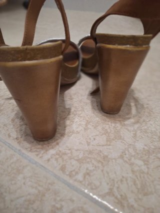 Sandalias tacón marrón y plata con brillos