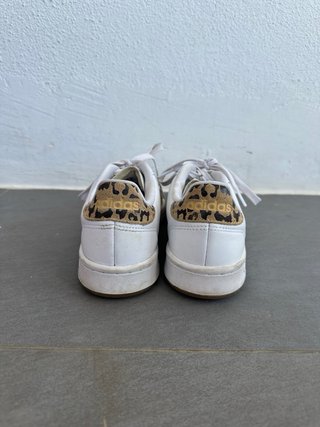 Zapatillas Adidas Blancas con Detalle Leopardo