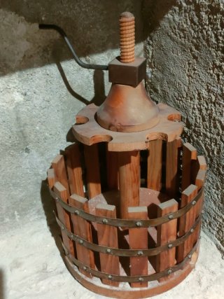 Prensa de vino antigua de madera