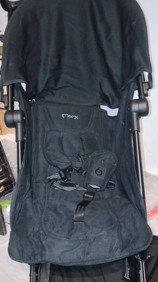Cochecito MoMi ligero plegable negro