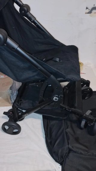 Cochecito MoMi ligero plegable negro
