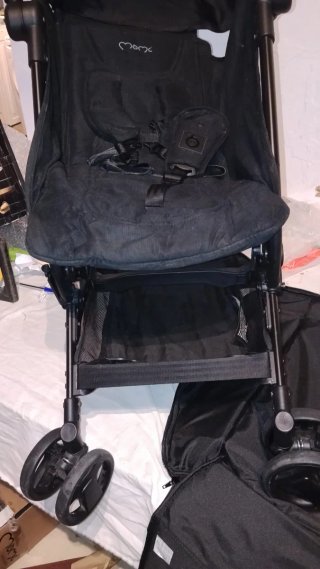 Cochecito MoMi ligero plegable negro