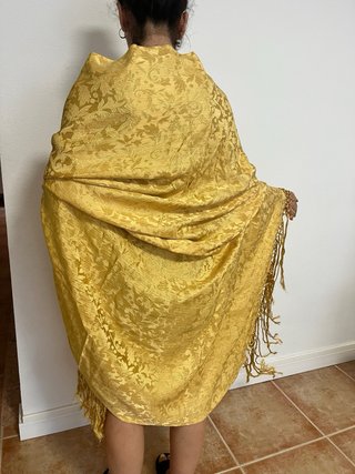Mantón dorado con estampado floral