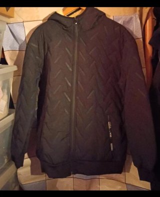 Chaqueta acolchada negra forro borreguito