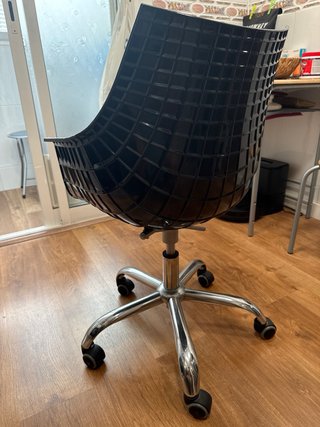 Silla de oficina negra con base cromada