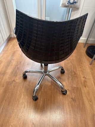 Silla de oficina negra con base cromada